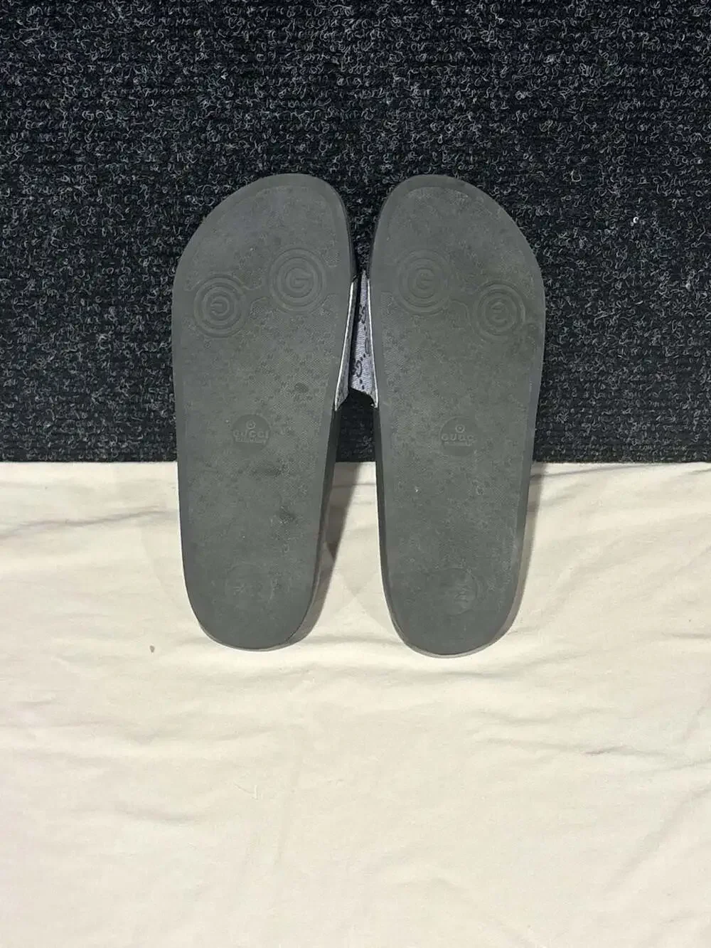 Gucci GG Supreme Pursuit Wolf Print Slides